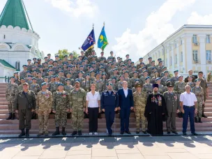 46 нижегородских школьников получили награды за первый прыжок с парашютом